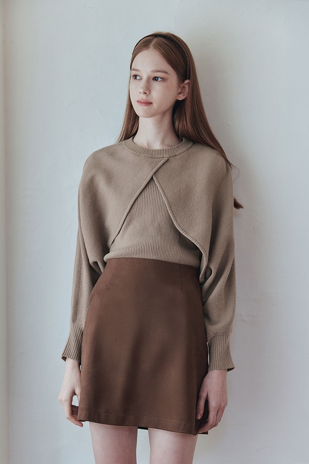 엠버 스웨이드 미니 스커트 / 브라운은 여성스러운 실루엣을 연출하는 미니스커트입니다. 부드러운 스웨이드 소재에 중간 두께감으로 봄, 가을 시즌에 적합하며, A라인 핏이 다리 라인을 더욱 돋보이게 합니다. 허리선은 중간으로 디자인되었으며, 사이드 지퍼 디테일로 편안하게 착용할 수 있습니다. 미니멀하고 클래식한 스타일로 데이트룩, 모임룩, 카페룩 등 다양한 TPO에 활용 가능하며, 비슷한 색상의 자켓과 함께 세련된 셋업 스타일을 연출할 수 있습니다.
