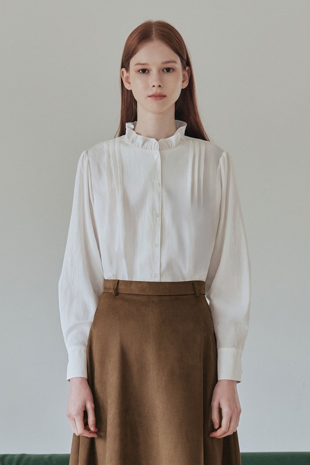 **에스닉 프릴 블라우스 / 아이보리**

아이보리 컬러의 에스닉 프릴 블라우스입니다. 부드러운 레이온과 나일론 혼방 소재로 제작되어 편안한 착용감을 선사합니다. 라운드넥에 긴 소매, 루즈핏 디자인으로 우아하고 여성스러운 실루엣을 연출합니다. 보헤미안 무드의 프릴 디테일과 백라인, 숄더라인의 장식적 디테일이 특징이며, 봄, 가을 계절에 단독 또는 겨울철 이너로 활용 가능합니다. 데이트룩, 카페룩, 모임룩 등 다양한 TPO에 에스닉, 클래식, 로맨틱 스타일로 연출해보세요.
