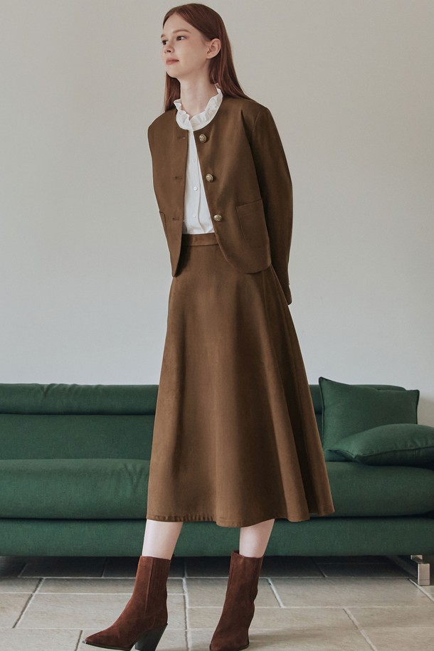 엠버 스웨이드 재킷 / 브라운은 여성스러운 분위기를 연출하는 아우터입니다. 부드러운 촉감의 스웨이드 소재와 은은한 광택이 고급스러운 느낌을 주며, 레귤러핏으로 제작되어 편안하게 착용할 수 있습니다. 라운드 넥 디자인에 골드톤 버튼과 곡선 밑단 디테일이 더해져 클래식하면서도 미니멀한 스타일을 완성합니다. 봄, 가을 시즌 데이트룩, 오피스룩, 모임룩 등 다양한 TPO에 활용 가능하며, 깔끔한 실루엣과 안감 처리로 높은 완성도를 자랑합니다.
