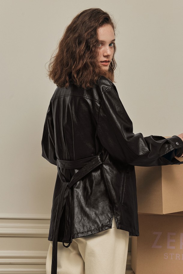 다크브라운 컬러의 벨티드 레더 재킷입니다. 봄, 가을 시즌에 어울리며, 일상에서 클래식하고 모던한 스타일을 연출할 수 있습니다. 릴랙스 핏으로 편안하게 착용 가능하며, 부드러운 촉감의 폴리우레탄, 면, 폴리에스테르 혼방 소재로 제작되었습니다. 버튼과 벨트 여밈 방식, 톤온톤 디자인이 특징이며, 탈부착 벨트와 사이드/백 슬릿 디테일이 돋보입니다. 데이트룩, 모임룩, 미니멀, 시크 스타일을 즐겨 입는 여성분들께 추천합니다.
