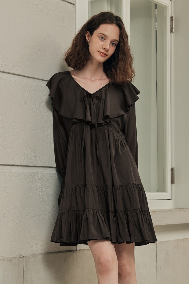 세피아 프릴 원피스 / 브라운은 로맨틱하고 페미닌한 무드를 연출하는 여성스러운 원피스입니다. 봄, 가을에 어울리는 긴 소매 디자인과 라운드넥으로 부드러운 분위기를 더했습니다. A라인 핏과 티어드 디테일, 프릴/러플 장식으로 여성스러운 실루엣을 강조하며, 루즈핏으로 편안하게 착용할 수 있습니다. 데이트룩 또는 모임룩으로 활용하기 좋으며, 클래식한 스타일을 선호하는 분들께 추천합니다. 브라운 컬러의 무지 디자인으로 다양한 액세서리와 매치하여 다채로운 스타일링을 연출해보세요.
