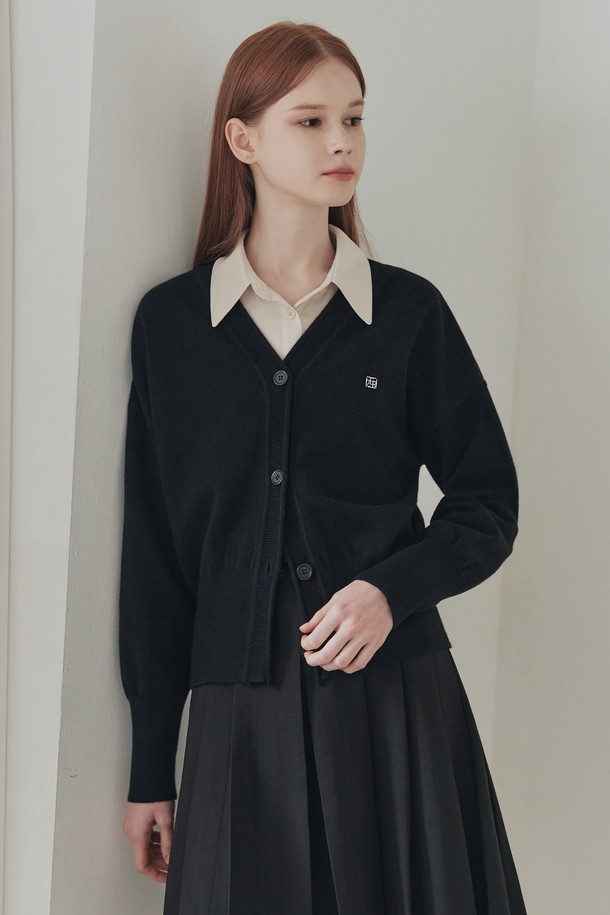 **[3컬러] 헤리스 가디건**

부드러운 앙고라 터치 가공으로 포근한 착용감을 선사하는 여성 가디건입니다. 그레이, 브라운, 블랙 세 가지 색상으로 출시되었으며, 봄, 가을에 활용하기 좋습니다. 브이넥 라인에 넥 롤링 디테일이 더해져 세련된 느낌을 주며, 루즈핏과 드롭숄더 디자인으로 편안한 착용감을 제공합니다. 스웨터 로고 펜던트 디테일과 볼륨감 있는 소매가 특징이며, 베이직하면서도 클래식한 스타일을 연출합니다. 데이트룩, 카페룩, 모임룩 등 다양한 TPO에 맞춰 클래식, 미니멀, 캐주얼 스타일을 완성해보세요.
