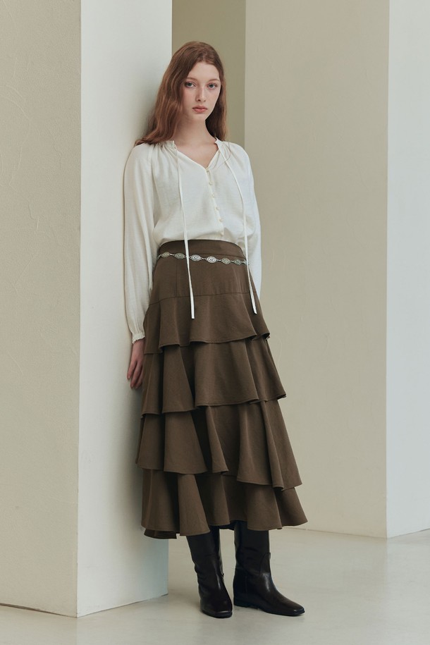 **엘리스 블라우스 / 아이보리**

부드러운 레이온과 나일론 혼방 소재의 엘리스 블라우스는 페미닌한 무드를 연출합니다. 릴랙스핏과 레귤러 기장으로 편안하게 착용 가능하며, 아이보리, 베이지 컬러의 스트라이프 패턴이 은은한 포인트를 더합니다. 브이넥 디자인과 네크라인 리본 디테일, 소매 커프스 개더링이 여성스러운 분위기를 강조하고, 앞중심 버튼과 바인딩 마감으로 깔끔하게 마무리되었습니다. 봄, 여름 데일리 및 데이트룩, 카페룩, 모임룩에 활용하기 좋은 블라우스입니다. 클래식, 미니멀, 로맨틱 스타일을 즐겨 입는 여성분들께 추천합니다.
