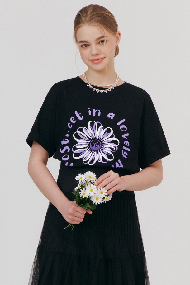 플라워 도넛 프린팅이 돋보이는 블랙 컬러의 반팔 티셔츠입니다. 릴랙스 핏으로 편안하게 착용 가능하며, 봄, 여름 시즌 데일리룩으로 활용하기 좋습니다. 부드러운 면 소재에 바이오 워싱 가공을 더해 촉감이 우수하며, 특수 가공으로 깔끔한 마감을 자랑합니다. 라운드넥 디자인으로 캐주얼하고 미니멀한 스타일을 연출하며, 동네 마실룩이나 산책룩에 제격입니다. 공용으로 착용 가능하여 커플룩으로도 추천합니다.
