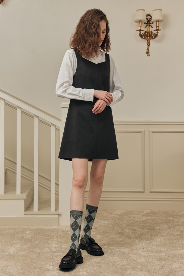 코코아 미니 원피스 / 그레이는 여성스러운 분위기를 연출하는 미니 원피스입니다. 로맨틱한 스타일의 하트넥 디자인과 A라인 치마핏이 어우러져 사랑스러운 실루엣을 선사합니다. 간절기부터 겨울까지 착용하기 좋으며, 데일리룩 또는 모임룩으로 활용하기 좋습니다. 부드러운 폴리에스터 소재로 제작되었으며, 뒷지퍼 여밈과 안감이 있어 편안하게 착용할 수 있습니다. 슬림핏으로 여성스러운 라인을 강조하며, 신축성이 있어 활동성 또한 보장합니다.
