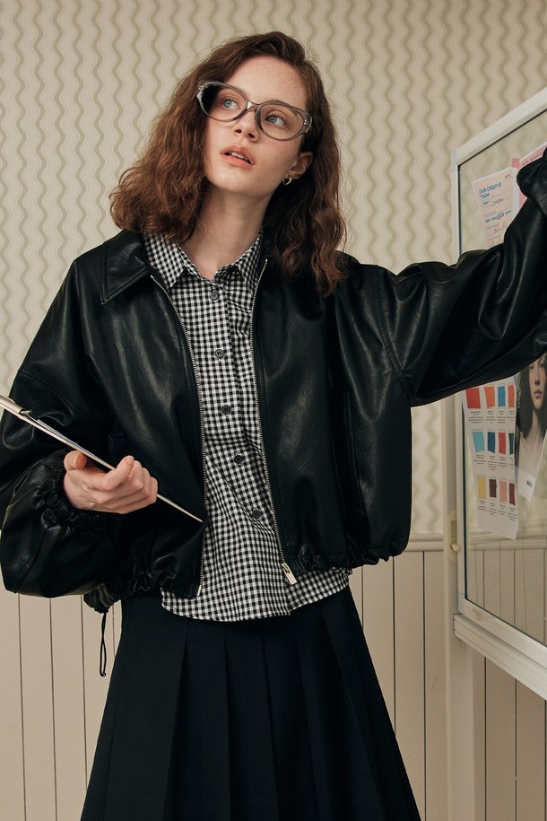 세련된 블랙 레더 블루종 재킷입니다. 부드러운 촉감의 폴리우레탄과 면 혼방 소재로 제작되어 편안한 착용감을 선사합니다. 캐주얼, 미니멀, 시크한 스타일을 연출하기 좋으며, 봄, 가을에 데일리룩 또는 가을 나들이룩으로 활용하기 좋습니다. 크롭 기장에 오버핏으로 트렌디함을 더했으며, 긴 소매와 집업 여밈 방식으로 간편하게 착용할 수 있습니다. 소매 패딩, 밑단 스트링, 안감 디테일로 보온성과 디자인을 모두 갖춘 여성 블루종입니다.
