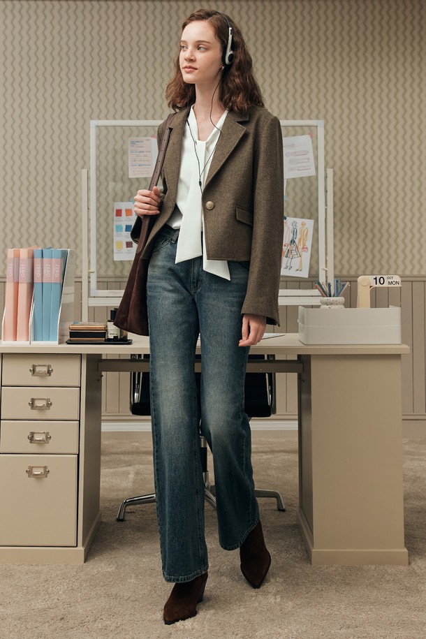 세련된 감각을 더해줄 원 버튼 헤링본 재킷입니다. 부드러운 텐셀, 울, 비스코스, 스판덱스 혼방 소재로 제작되어 편안한 착용감을 선사하며, 은은한 광택이 고급스러운 분위기를 자아냅니다. 클래식하고 미니멀한 디자인에 브라운 컬러의 헤링본 패턴이 더해져 오피스룩, 여행룩, 출근룩 등 다양한 TPO에 활용하기 좋습니다. 싱글 버튼 여밈과 힙선을 덮는 기장으로, 레귤러핏을 연출하여 세련된 실루엣을 완성합니다. 골드 버튼, 안감, 신축성 있는 소재가 섬세한 디테일을 더합니다.
