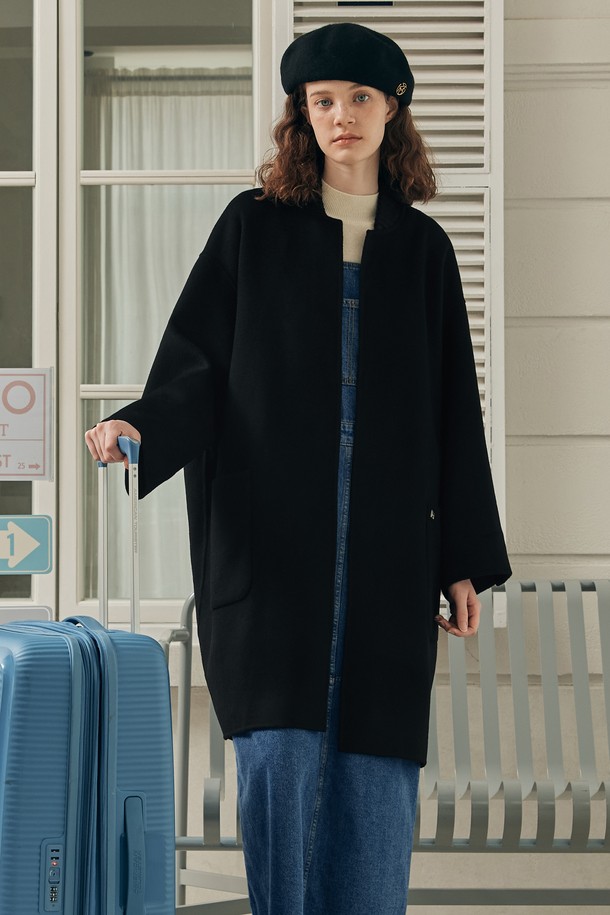 [2컬러] 논버튼 핸드메이드 코트는 부드러운 촉감의 브러쉬드 울 블렌드 소재로 제작되어 겨울철 따뜻하게 착용할 수 있습니다. 롱 기장에 릴랙스 핏으로 편안한 착용감을 선사하며, 미니멀하고 베이직한 디자인으로 다양한 룩에 활용하기 좋습니다. 니트 칼라 디자인과 매트 로고 펜던트 디테일이 특징이며, 논버튼 스타일로 세련된 분위기를 연출합니다. 그레이와 블랙 두 가지 컬러로 출시되어, 겨울 데일리룩, 오피스룩, 모임룩 등 TPO에 맞춰 스타일리시하게 연출할 수 있습니다. 클래식, 미니멀, 시크한 스타일을 즐기는 여성 고객에게 추천합니다.
