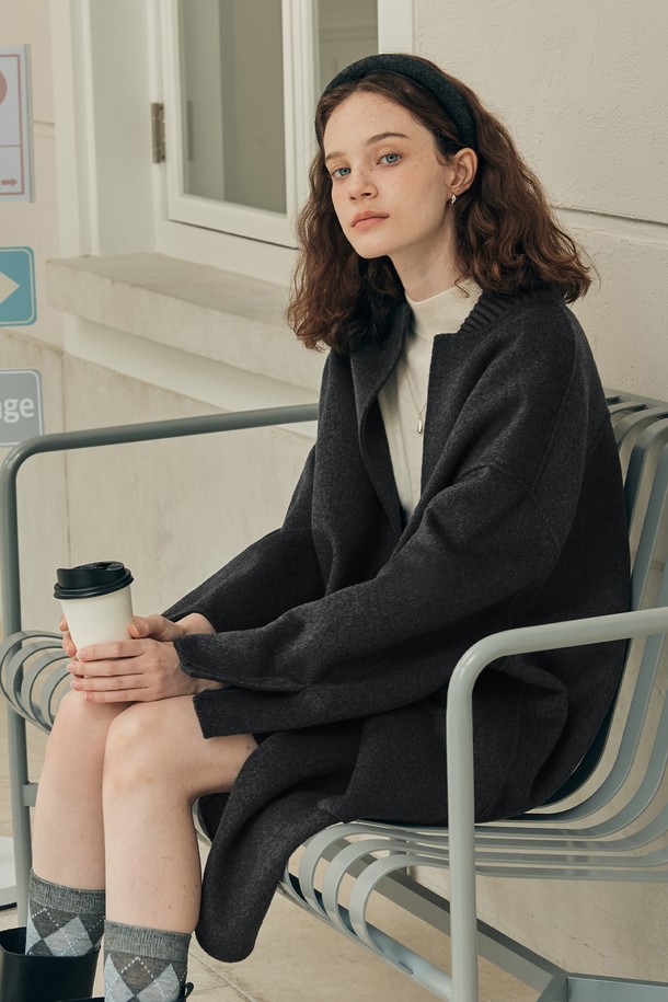 [2컬러] 논버튼 핸드메이드 코트는 미니멀하고 모던한 스타일을 추구하는 여성 고객을 위한 겨울철 필수 아우터입니다. 부드러운 촉감의 울, 폴리에스테르, 비스코스, 나일론 혼방 소재로 제작되어 보온성이 뛰어나며, 넉넉한 루즈핏으로 편안한 착용감을 선사합니다. 니트 칼라 디테일과 논버튼 디자인, 로고 펜던트가 특징이며, 무지 디자인과 레귤러 기장으로 다양한 오피스룩, 여행룩, 데일리룩에 활용하기 좋습니다. 그레이와 블랙 두 가지 컬러로 출시되어, 어떤 옷에도 쉽게 매치할 수 있습니다.
