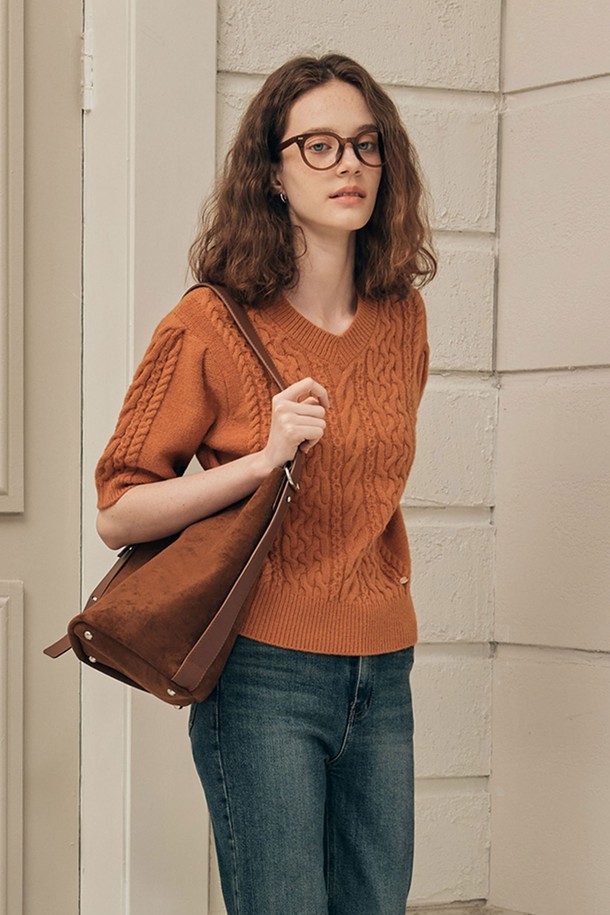 세련된 브이넥 디자인과 트위스트 패턴이 돋보이는 여성 반팔 니트입니다. 브릭 오렌지 컬러가 피부톤을 화사하게 밝혀주며, 봄, 여름 계절에 시원하게 착용할 수 있습니다. 슬림핏으로 여성스러운 실루엣을 연출하며, 캐주얼, 미니멀 스타일을 즐겨 입는 분들께 적합합니다. 오피스룩, 여행룩 등 다양한 TPO에 활용 가능하며, 립 구조와 제로 로고 펜던트 디테일로 포인트를 더했습니다. 폴리에스테르, 아크릴, 나일론, 울, 캐시미어 혼방 소재로 제작되어 부드러운 촉감과 신축성을 제공하고 비침 걱정 없이 편안하게 착용할 수 있습니다.
