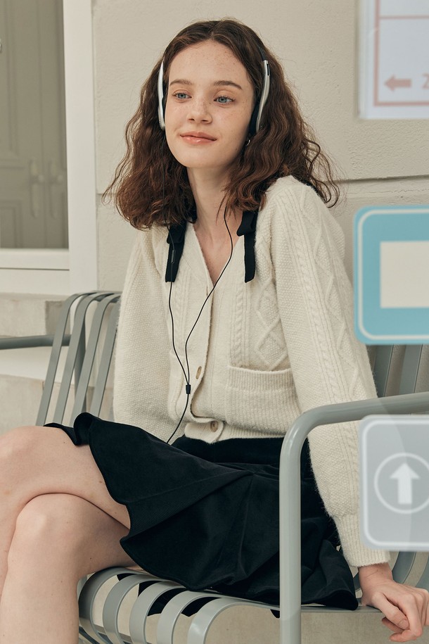 "2컬러" 프렌치 리본 가디건은 여성스러운 스타일을 연출해주는 겨울철 이너웨어입니다. 아이보리(IVORY)와 그레이(GRAY) 두 가지 색상으로 출시되었으며, 슬림핏과 짧은 기장으로 세련된 실루엣을 선사합니다. 부드러운 촉감의 폴리에스테르, 나일론, 울, 스판덱스 혼방 소재로 제작되었으며, 다양한 트위스트 조직감과 볼륨감 있는 소매 라인, 어깨 리본 스트랩 디테일이 특징입니다. 데이트룩, 카페룩, 모임룩에 잘 어울리며 클래식하면서도 로맨틱한 분위기를 더해줍니다.
