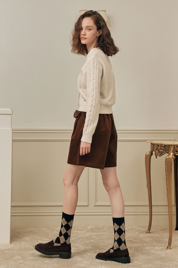 **브이넥 트위스트 가디건 / 오트밀**

부드러운 촉감의 브이넥 트위스트 가디건입니다. 은은한 오트밀 컬러로, 봄, 가을, 겨울 계절에 활용하기 좋습니다. 케이블 및 트위스트 패턴이 돋보이며, 레귤러 핏과 긴 소매 기장으로 편안하게 착용 가능합니다. 데이트룩, 카페룩, 겨울 데일리룩 등 다양한 TPO에 클래식, 미니멀, 캐주얼 스타일로 연출해보세요. 트위스트 텍스처 디테일, 톤온톤 버튼, 넓은 밑단, 립 구조, 매트 제로 로고 펜던트가 특징입니다.
