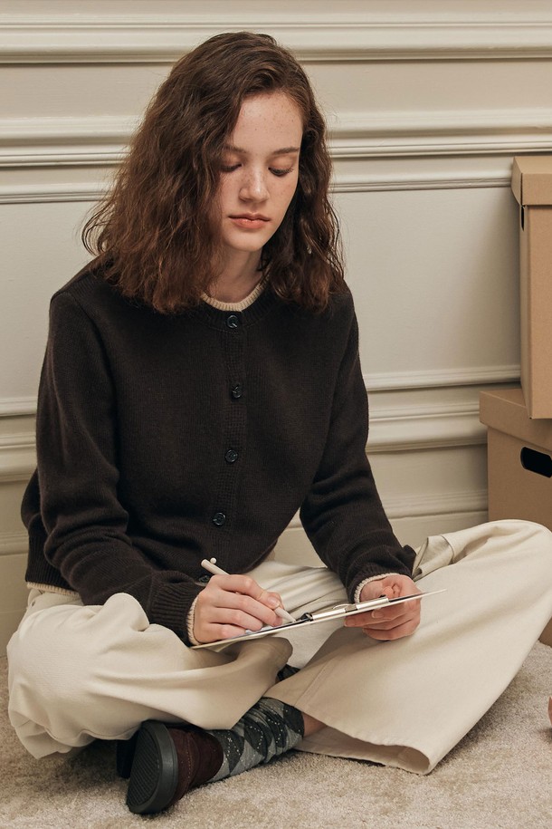 **[2컬러] 메리노 울 라인 가디건**은 포근함과 스타일을 동시에 잡은 여성 가디건입니다. 메리노 울 소재 사용으로 부드러운 촉감과 뛰어난 보온성을 자랑하며, 간절기부터 겨울까지 따뜻하게 착용할 수 있습니다. 라운드넥에 넥라인과 밑단 배색으로 포인트를 주어 베이직하면서도 클래식한 무드를 연출합니다. 루즈핏 디자인과 신축성 있는 소재로 편안한 착용감을 선사하며, 다양한 겨울 데일리룩, 카페룩, 모임룩에 활용하기 좋습니다. 그레이, 브라운 두 가지 컬러로 출시되어 취향에 맞게 선택 가능합니다.
