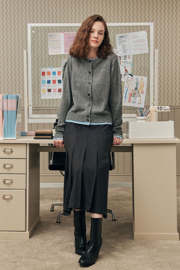 **[2컬러] 메리노 울 라인 가디건**

메리노 울 50% 함유로 부드러운 촉감을 자랑하는 [2컬러] 메리노 울 라인 가디건입니다. 가을, 겨울 시즌에 어울리는 라운드넥 디자인의 긴소매 가디건으로, 오피스룩부터 데일리, 여행룩까지 폭넓게 활용 가능합니다. 넥라인과 밑단에 배색 라인 디테일을 더해 미니멀하면서도 세련된 스타일을 연출하며, 25FW 컬렉션 제품입니다. 루즈핏으로 편안한 착용감을 선사하며 신축성 있는 소재로 활동성을 높였습니다. 그레이, 브라운 두 가지 색상으로 출시되었습니다.
