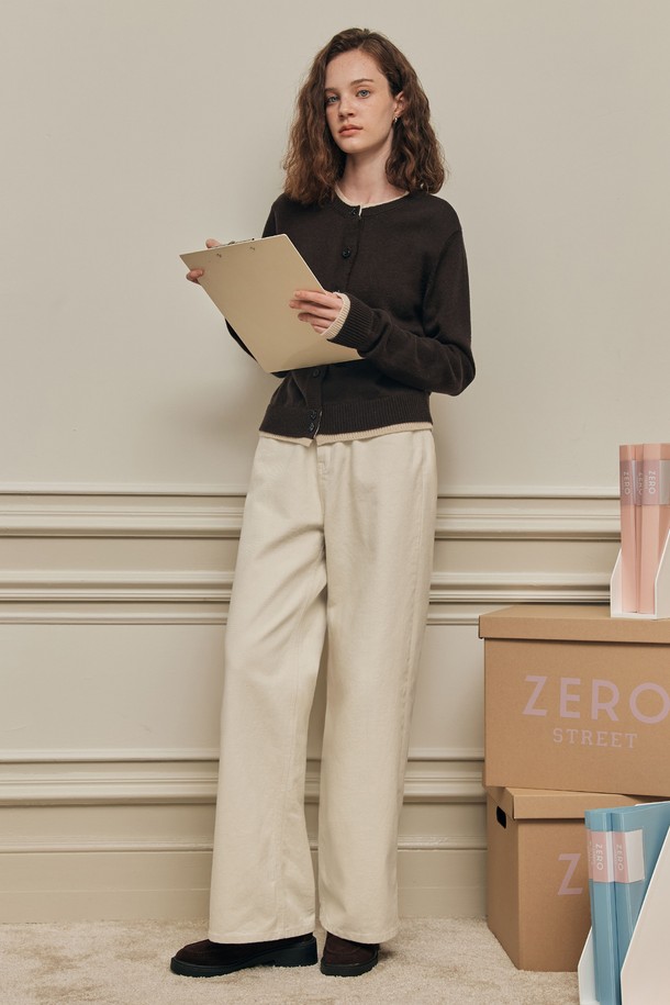 부드러운 촉감의 5수 코튼 원단으로 제작된 코튼 와이드 데님 팬츠 / 크림입니다. 깔끔한 실루엣과 와이드 핏으로 편안하면서도 세련된 스타일을 연출합니다. 4계절 내내 활용 가능한 두께감으로, 일상 및 오피스룩에 모두 잘 어울립니다. 가죽 패치 디테일이 돋보이며, 신축성 있는 텍스처로 활동성을 높였습니다. 베이직하고 캐주얼한 무드의 데님 팬츠로, 미니멀, 클래식 스타일을 즐겨 입는 여성분들께 추천합니다.
