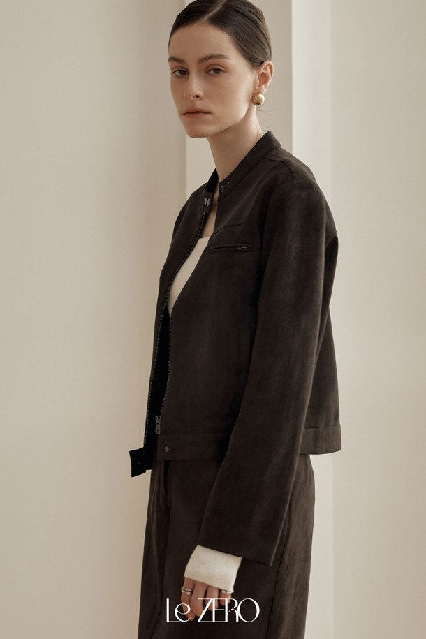 **르제로 스웨이드 집업 재킷 / 다크 브라운**

부드러운 촉감의 스웨이드 소재로 제작된 르제로 집업 재킷입니다. 미니멀하고 모던한 디자인에 다크 브라운 컬러가 더해져 세련된 분위기를 연출합니다. 가을, 겨울 시즌에 어울리는 두꺼운 두께감으로 따뜻하게 착용할 수 있으며, 레귤러 핏으로 편안한 착용감을 선사합니다. 출근룩, 모임룩, 데이트룩 등 다양한 TPO에 활용 가능하며 미니멀, 클래식, 시크 스타일을 즐기는 여성분들께 추천합니다. 스탠드 칼라와 집업 여밈 방식으로 깔끔한 스타일을 완성해보세요.
