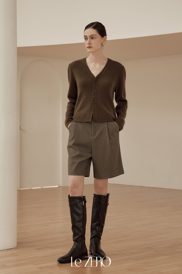 르제로 라인 포인트 울 가디건 / 브라운은 가을과 겨울, 출근룩과 모임룩에 모두 잘 어울리는 여성용 가디건입니다. 부드러운 촉감의 울 소재로 제작되어 포근하고 따뜻하며, 레귤러 핏에 라운드넥 디자인으로 편안한 착용감을 선사합니다. 미니멀하고 베이직한 스타일로, 다양한 룩에 활용하기 좋으며, 버튼 디테일이 포인트로 더해져 세련된 느낌을 줍니다. 두꺼운 두께감으로 보온성을 높였으며, 클래식, 미니멀, 캐주얼 등 폭넓은 스타일을 소화할 수 있습니다.
