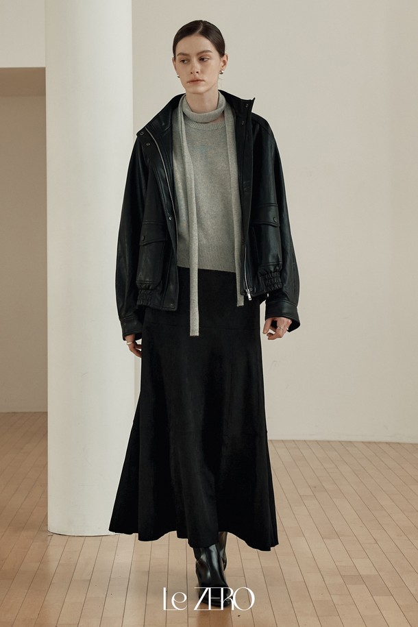 [2컬러] 르제로 반팔 앙고라 머플러 세트는 부드러운 앙고라 소재로 제작되어 봄, 가을에 착용하기 좋은 여성 상의입니다. 레귤러핏 라운드넥 디자인에 반소매 기장으로, 미니멀하고 베이직한 스타일을 연출합니다. 그레이 컬러의 무지 패턴으로 다양한 하의와 매치하기 용이하며, 출근룩과 모임룩에 모두 잘 어울립니다. 머플러 세트로 구성되어 있어 더욱 세련된 코디를 완성할 수 있습니다. 얇은 두께감과 부드러운 촉감으로 편안하게 착용 가능합니다.
