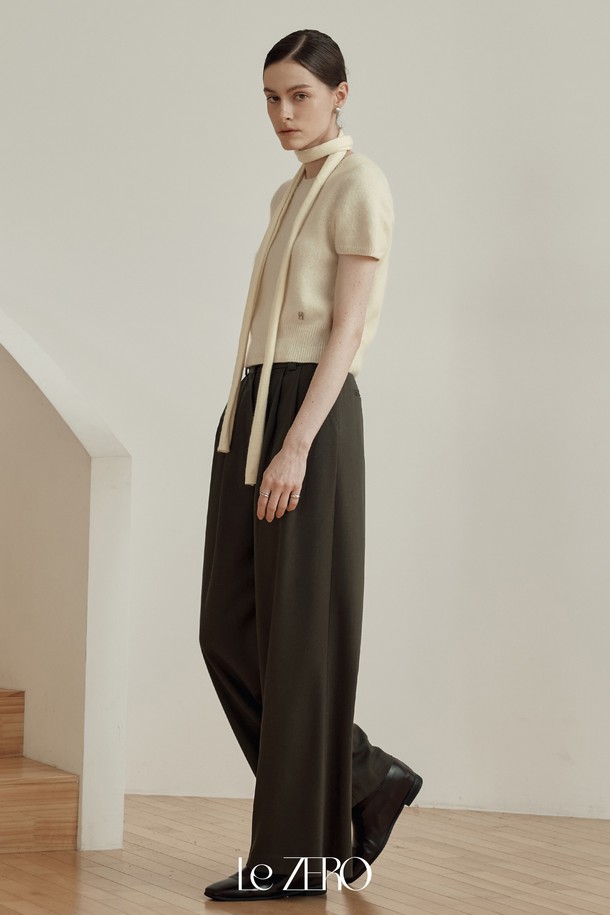 [2컬러] 르제로 반팔 앙고라 머플러 세트는 부드러운 앙고라 소재로 제작되어 봄, 가을 간절기에 활용하기 좋은 여성용 니트/스웨터입니다. 아이보리와 블랙 두 가지 색상으로 제공되며, 미니멀하고 베이직한 스타일을 연출하기 좋습니다. 라운드넥 디자인에 레귤러핏으로 편안하게 착용 가능하며, 반소매 기장으로 답답함 없이 활동할 수 있습니다. 상의와 함께 머플러가 세트로 구성되어 있어 더욱 실용적입니다.
