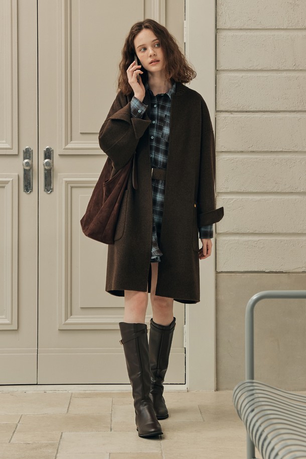 세련된 무드를 연출하는 논버튼 핸드메이드 코트입니다. 부드러운 울 소재로 제작되어 가을, 겨울 시즌 따뜻하게 착용 가능하며, 미디엄 기장과 루즈핏으로 편안한 착용감을 선사합니다. 브라운 컬러의 무지 디자인으로 미니멀하고 클래식한 스타일을 완성하며, 출근룩, 오피스룩, 모임룩 등 다양한 TPO에 활용하기 좋습니다. 시크하고 세련된 스타일을 연출하고 싶다면 이 논버튼 핸드메이드 코트를 선택해 보세요. 긴 소매 기장으로 더욱 포근한 느낌을 더했습니다.
