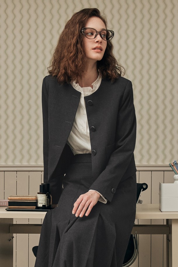 체르니 라운드 넥 재킷 / 차콜은 클래식하고 미니멀한 스타일을 추구하는 여성분들을 위한 아우터입니다. 봄, 가을 시즌에 적합하며, 오피스룩, 출근룩, 모임룩 등 다양한 TPO에 활용할 수 있습니다. 차콜 색상의 무지 디자인에 라운드넥 디테일이 돋보이며, 레귤러핏과 싱글버튼 여밈으로 모던한 실루엣을 연출합니다. 두꺼운 울 소재로 제작되어 뻣뻣한 촉감을 주며, 긴 소매 기장과 레귤러 기장으로 안정적인 착용감을 선사합니다.
