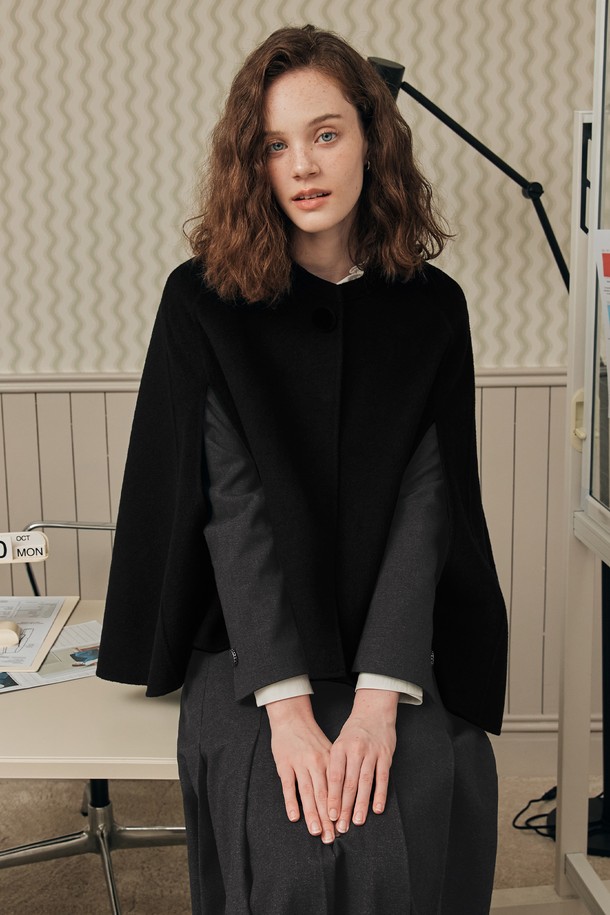 핸드메이드 케이프 코트 / 블랙은 여성 고객을 위한 아우터입니다. 울 소재로 제작되어 가을, 겨울 시즌에 두껍고 따뜻하게 착용할 수 있습니다. 롱 기장의 루즈핏으로 클래식하고 엘레강스한 스타일을 연출하며, 오픈 형태로 편안하게 착용 가능합니다. 무지 패턴의 블랙 컬러는 다양한 TPO(모임룩, 출근룩, 데이트룩)에 매치하기 좋으며, 미니멀, 시크 스타일을 선호하는 고객에게 추천합니다. 핸드메이드 케이프 코트는 고급스러운 분위기를 더합니다.
