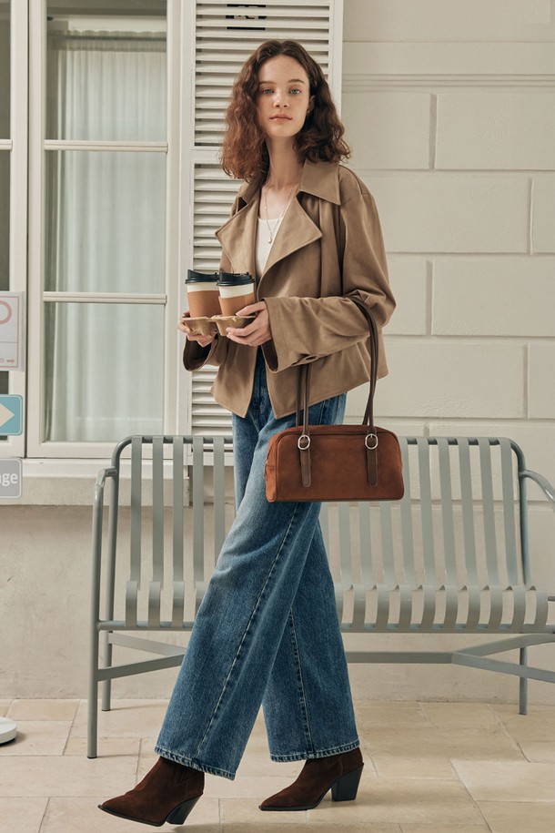 인디고 컬러의 워싱 와이드 데님 팬츠는 캐주얼하고 베이직한 스타일을 연출하기에 좋습니다. 봄, 가을 시즌에 적합하며, 뻣뻣한 촉감의 데님 소재로 제작되어 튼튼한 내구성을 자랑합니다. 와이드핏으로 편안한 착용감을 선사하며, 워싱 가공을 통해 자연스러운 무드를 더했습니다. 일상복으로 활용하기 좋은 여성 데님 팬츠입니다.
