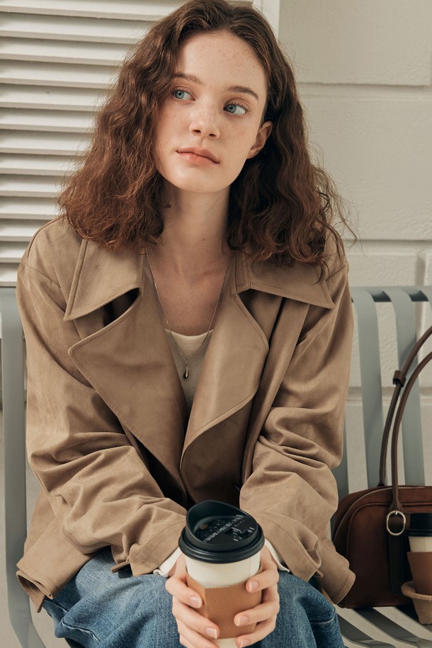 부드러운 스웨이드 소재의 여성용 베이지색 더블 재킷입니다. 봄, 가을 시즌에 적합하며, 캐주얼, 베이직 스타일을 연출하기 좋습니다. 크롭 기장에 더블 버튼 디테일이 돋보이며, 레귤러 핏으로 편안하게 착용할 수 있습니다. 데이트룩, 출근룩, 모임룩 등 다양한 TPO에 활용 가능하며, 캐주얼, 클래식, 미니멀 스타일을 즐겨 입는 분들께 추천합니다. 긴 소매 기장과 얇은 두께감으로 간절기 룩을 완성해 보세요.
