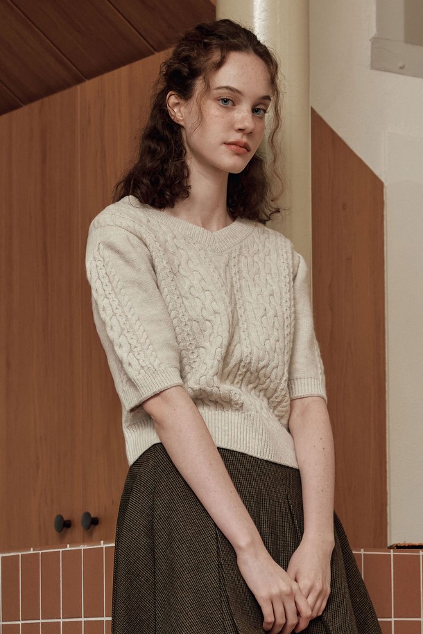 부드러운 촉감의 브이넥 트위스트 반팔 니트입니다. 얇은 두께감으로 봄, 여름 시즌에 시원하게 착용하기 좋으며, 베이직한 디자인으로 다양한 스타일 연출이 가능합니다. 오트밀 컬러로 어떤 하의와도 자연스럽게 어울리며, 레귤러핏으로 편안한 착용감을 선사합니다. 데이트룩, 소개팅룩 등 특별한 날에 미니멀, 클래식, 캐주얼 무드로 스타일링해보세요. 트위스트 패턴이 은은한 포인트를 더해줍니다.
