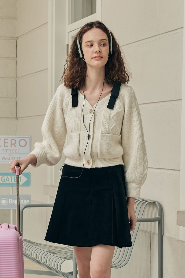 토피 플리츠 스커트 / 블랙은 여성분들을 위한 베이직 스타일의 플리츠 스커트입니다. 봄, 가을에 어울리는 얇고 부드러운 폴리에스터 소재로 제작되어 편안한 착용감을 선사합니다. 미니 기장으로 경쾌한 느낌을 주며, 레귤러핏으로 누구나 부담 없이 즐겨 입을 수 있습니다. 데이트룩, 모임룩 등 다양한 TPO에 활용 가능하며, 미니멀, 클래식, 캐주얼 스타일에 모두 잘 어울립니다.
