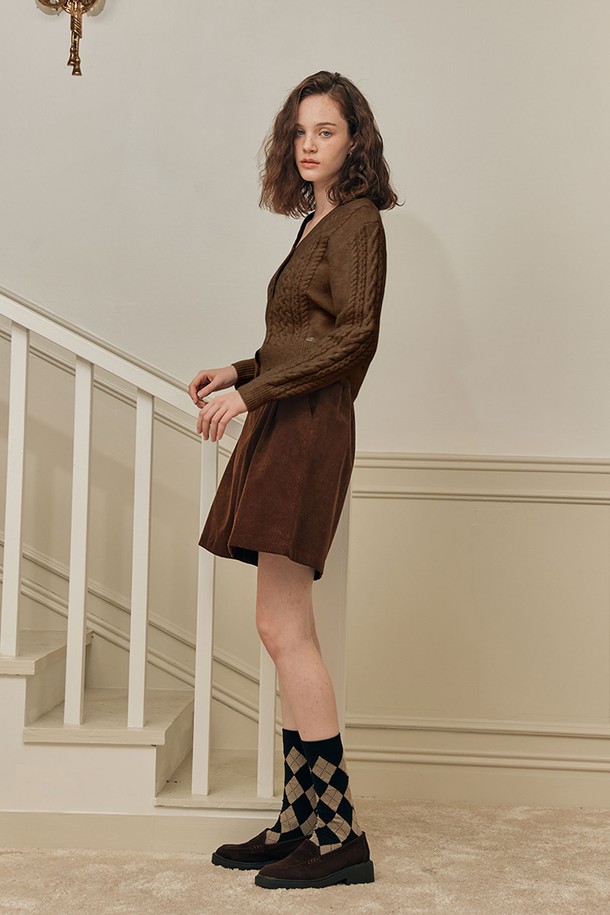 부드러운 울 소재의 브이넥 트위스트 가디건입니다. 가을과 겨울에 따뜻하게 입을 수 있으며, 레귤러핏으로 편안한 착용감을 선사합니다. 베이직하면서도 클래식한 디자인으로 출근룩, 모임룩 등 다양한 TPO에 활용 가능합니다. 특히, 트위스트 디테일이 돋보여 스타일리시함을 더합니다. 미니멀한 스타일을 즐기는 여성분들께 추천하는 아이템입니다.
