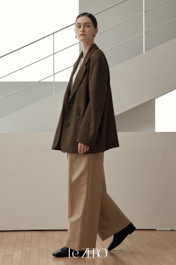 르제로 오버핏 스웨이드 재킷 / 브라운은 미니멀하고 베이직한 스타일을 추구하는 여성 고객을 위한 아우터입니다. 부드러운 스웨이드 소재로 제작되어 봄, 가을에 착용하기 좋으며, 얇은 두께감으로 편안한 착용감을 선사합니다. 테일러드 코트 타입에 숄더 패드가 더해져 세련된 실루엣을 연출하며, 싱글 버튼 여밈 방식으로 깔끔하게 마무리되었습니다. 오버핏 디자인으로 트렌디함을 더했으며, 긴 소매 기장과 브라운 컬러가 다양한 룩에 활용도를 높입니다.
