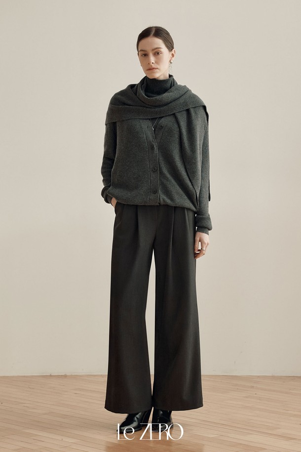 르제로 소프트 캐시미어 가디건 & 숄 세트 (그레이)는 부드러운 촉감의 캐시미어 소재로 제작되어 가을과 겨울에 따뜻하게 착용할 수 있습니다. 미니멀하고 엘레강스한 스타일의 이 가디건은 루즈핏으로 편안함을 선사하며, 싱글 버튼 여밈으로 깔끔한 실루엣을 연출합니다. 데이트룩, 모임룩, 출근룩 등 다양한 TPO에 활용 가능하며, 클래식, 미니멀, 시크 스타일을 즐겨 입는 여성분들에게 추천합니다. 함께 구성된 숄은 더욱 풍성하고 고급스러운 분위기를 더해줍니다.
