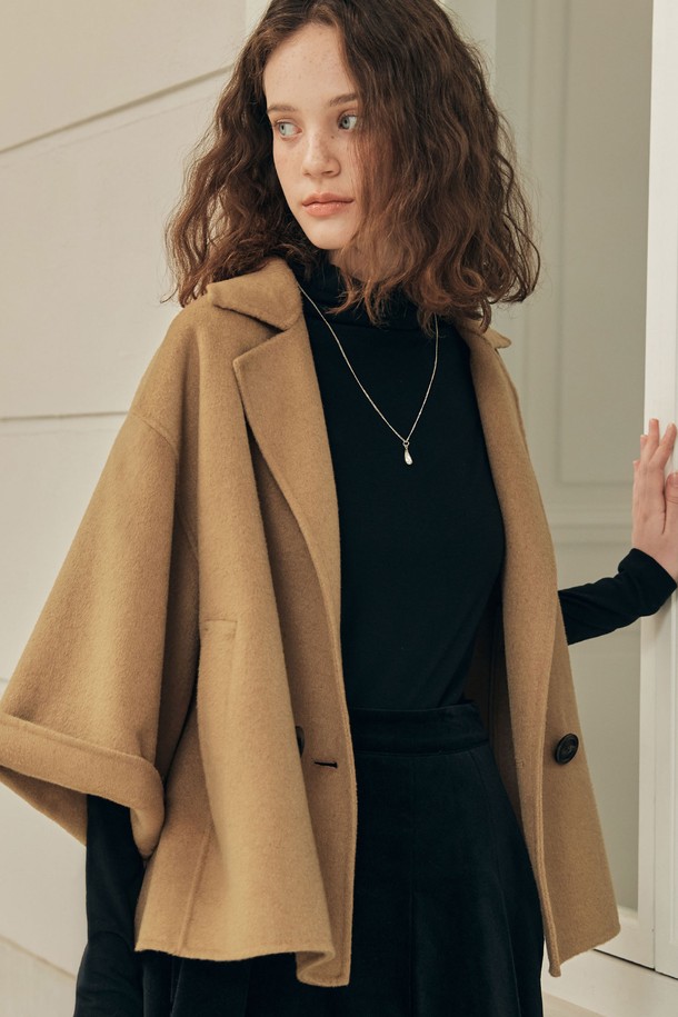 부드러운 니트 소재로 제작된, 활용도 높은 베이직 하프 터틀넥입니다. 가을과 겨울, 쌀쌀한 날씨에 따뜻하게 착용할 수 있으며, 레귤러핏으로 편안한 착용감을 선사합니다. 블랙, 화이트, 베이지 세 가지 기본 컬러로 출시되어 어떤 스타일에도 쉽게 매치할 수 있습니다. 무지 디자인에 소프트 터치 촉감으로 부드러움을 더하여, 일상에서 클래식, 미니멀, 캐주얼 등 다양한 스타일을 연출하기 좋습니다. 긴 소매 기장과 하프 터틀넥 디자인이 보온성을 높여주며, 두꺼운 두께감으로 겨울철에도 따뜻하게 입을 수 있습니다.
