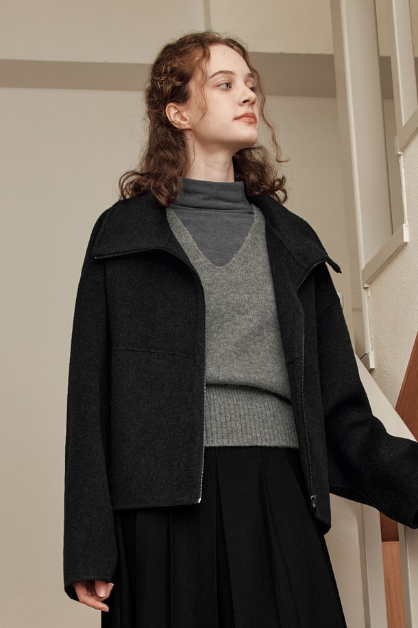 부드러운 촉감이 돋보이는 [3컬러] 소프트 베이직 하프 터틀넥입니다. 베이직하고 미니멀한 디자인으로, 가을, 겨울철 데일리룩과 출근룩에 활용하기 좋습니다. 그레이, 블랙, 베이지 3가지 색상으로 출시되어 다양한 스타일 연출이 가능합니다. 레귤러핏에 하프 터틀넥 디자인으로, 세련된 느낌을 더했습니다. 중간 두께감의 니트 소재로 제작되어 포근하게 착용할 수 있습니다.
