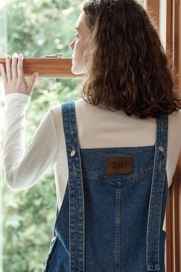 부드러운 촉감이 돋보이는 [3컬러] 소프트 베이직 하프 터틀넥입니다. 가을과 겨울에 어울리는 여성 의류로, 베이직한 디자인과 레귤러핏으로 제작되어 출근룩, 모임룩 등 다양한 TPO에 활용하기 좋습니다. 화이트, 블랙, 베이지 3가지 컬러로 출시되었으며, 니트 소재에 얇은 두께감과 긴소매 기장, 하프넥 디자인이 특징입니다. 미니멀, 클래식, 캐주얼 등 어떤 스타일에도 잘 어울려 데일리 아이템으로 활용하기 좋습니다.
