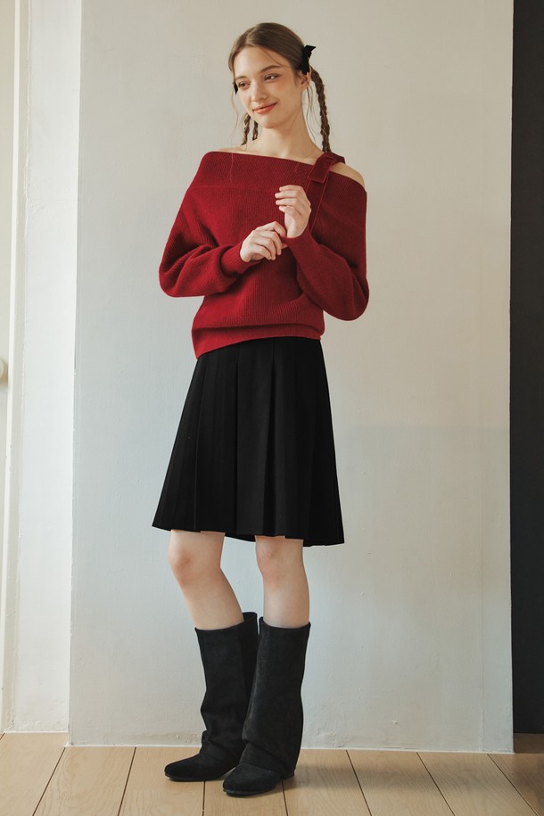 미디 플리츠 스커트 / 블랙은 여성 고객을 위한 미니멀하고 클래식한 스타일의 스커트입니다. 사계절 모두 착용 가능하며, 오피스룩, 출근룩, 모임룩 등 다양한 TPO에 활용할 수 있습니다. 부드러운 촉감의 폴리에스테르, 면, 스판덱스 혼방 소재로 제작되었으며, 중간 두께감으로 편안한 착용감을 선사합니다. 플리츠 디테일과 레귤러 핏, 블랙 컬러의 무지 디자인으로 시크한 매력을 더하며, 안감과 더블 벨트 루프, 백 지퍼, 스티치 디테일, 기계 주름 등의 특징을 갖추었습니다.
