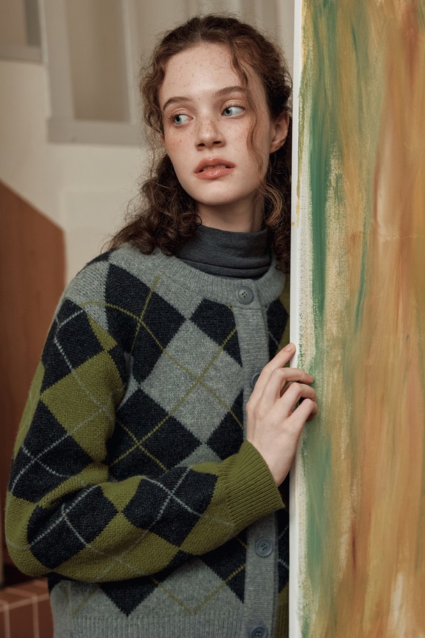 메리노 울 아가일 가디건 / 올리브는 부드러운 촉감의 메리노 울 소재로 제작되어 가을, 겨울 시즌에 따뜻하게 착용할 수 있습니다. 클래식한 아가일 패턴과 레귤러핏 디자인으로 출근룩, 모임룩 등 다양한 TPO에 활용 가능하며, 클래식, 미니멀 스타일을 추구하는 여성분들께 추천합니다. 긴소매와 라운드넥, 버튼 여밈으로 편안하면서도 세련된 분위기를 연출합니다. 두께감 있는 니트 소재로 제작되어 보온성을 높였습니다. 올리브, 그레이, 블랙 세 가지 컬러로 만나보세요.
