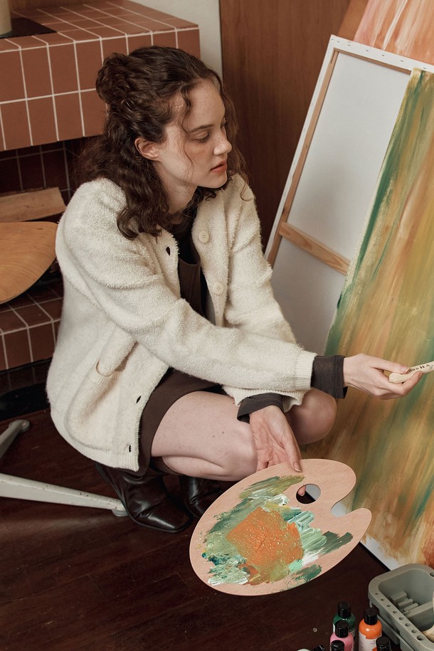 파스텔톤의 부드러운 컬러감이 돋보이는 [2컬러] 파스텔 솜사탕 가디건입니다. 부드러운 니트 소재로 제작되어 포근하고 편안한 착용감을 선사하며, 봄, 가을 간절기에 활용하기 좋습니다. 라운드넥 디자인과 레귤러핏으로 다양한 스타일에 매치하기 용이하며, 캐주얼하고 베이직한 무드를 연출합니다. 두 가지 파스텔 컬러 구성으로 취향에 맞게 선택할 수 있는 실용적인 아이템입니다. 긴 소매 기장으로 따뜻함과 스타일을 동시에 잡았습니다.
