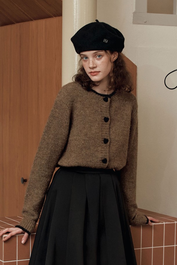 **[2컬러] 하트 버튼 라인 가디건**

부드러운 촉감의 울 혼방 소재로 제작되어 가을, 겨울 시즌 따뜻하게 착용 가능한 여성 가디건입니다. 라운드넥 디자인에, 넥라인과 밑단 배색으로 포인트를 주어 세련된 느낌을 더했습니다. 레귤러핏으로 편안하게 착용 가능하며, 하트 모양 버튼 디테일이 로맨틱한 분위기를 연출합니다. 데이트룩, 모임룩 등 다양한 TPO에 활용 가능한 베이직하고 우아한 스타일의 니트 가디건입니다. 그레이, 브라운 두 가지 컬러로 만나보세요. 긴 소매 기장으로 간절기부터 한겨울까지 따뜻하게 착용할 수 있습니다.
