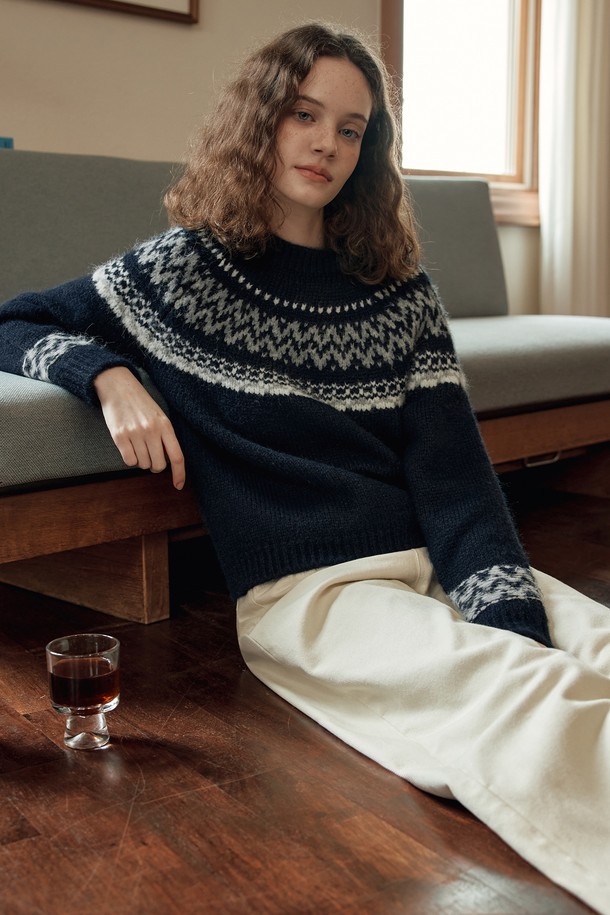 **[2컬러] 노르딕 울 스웨터**

따뜻하고 포근한 겨울을 위한 여성용 노르딕 울 스웨터입니다. 네이비와 아이보리 두 가지 색상으로 출시되어, 베이직하면서도 캐주얼한 스타일을 연출합니다. 부드러운 울 소재로 제작되어 뛰어난 촉감을 자랑하며, 두꺼운 두께감으로 추운 날씨에도 따뜻하게 착용할 수 있습니다. 레귤러핏 라운드넥 디자인에 긴 소매 기장으로, 다양한 하의와 매치하여 스타일리시한 겨울 코디를 완성해보세요. 겨울 시즌, 노르딕 패턴이 돋보이는 이 스웨터는 캐주얼, 클래식, 미니멀 스타일을 즐겨 입는 분들께 추천합니다.
