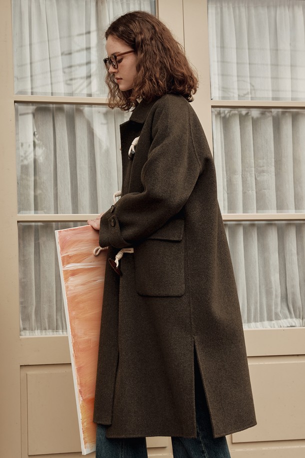 부드러운 캐시미어 소재의 모카브라운 컬러 여성 더플 코트입니다. 가을과 겨울에 어울리는 롱 기장과 레귤러핏으로, 클래식과 캐주얼 스타일을 모두 소화할 수 있습니다. 토글 버튼 디테일이 돋보이며, 출근룩과 모임룩에 모두 잘 어울립니다. 미니멀한 디자인으로 다양한 스타일 연출이 가능합니다. 따뜻함과 스타일을 동시에 잡을 수 있는 아이템입니다.

