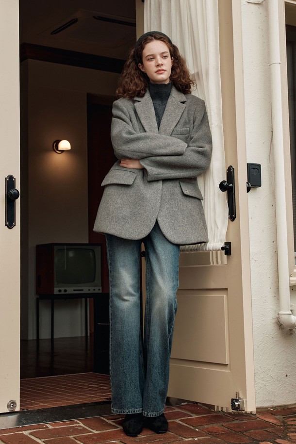 세련된 무드의 여성 울 블레이저 코트입니다. 부드러운 촉감의 울 소재로 제작되어 가을, 겨울 시즌에 따뜻하게 착용할 수 있습니다. 클래식하고 미니멀한 디자인에 레귤러 핏, 싱글 버튼 여밈, 테일러드 칼라 디테일로 세련된 실루엣을 연출합니다. 오피스룩, 출근룩, 비즈니스 캐주얼 등 다양한 TPO에 활용 가능한 활용도 높은 아이템입니다. 그레이 컬러의 무지 디자인으로 시크한 스타일을 완성해보세요.
