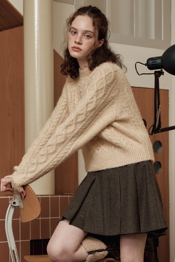 따뜻하고 포근한 [2컬러] 소프트 스노우 스웨터입니다. 부드러운 촉감의 울 혼방 소재를 사용하여 가을, 겨울 시즌 내내 편안하게 착용할 수 있습니다. 래글런 소매와 루즈핏 디자인으로 활동성을 높였으며, 다양한 크기의 트위스트 니트 패턴이 돋보입니다. 넓은 라운드넥과 립 디테일 밑단이 디자인의 완성도를 더하며, 차콜 그레이, 버터 옐로우 두 가지 컬러로 출시되어 데이트룩, 모임룩 등 다양한 스타일을 연출할 수 있습니다. 베이직, 클래식, 미니멀 무드를 즐기는 여성분들께 추천합니다.
