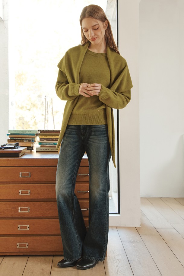 워싱 부츠컷 데님 팬츠는 부드러운 촉감의 면 소재로 제작되어 편안한 착용감을 선사합니다. 인디고 컬러에 다양한 워싱 기법(냉데님, 데미지, 스톤, 캠브러시, 샌드브러시)을 더해 빈티지하면서도 세련된 분위기를 연출합니다. 슬림핏 부츠컷 디자인으로 다리가 길어 보이는 효과를 주며, 봄, 여름, 가을 계절에 데이트룩, 봄 소풍룩 등 캐주얼, 미니멀, 클래식 스타일로 활용하기 좋습니다. 안감 없이 적당한 두께감으로 제작되어, 간절기부터 초여름까지 쾌적하게 착용할 수 있습니다.
