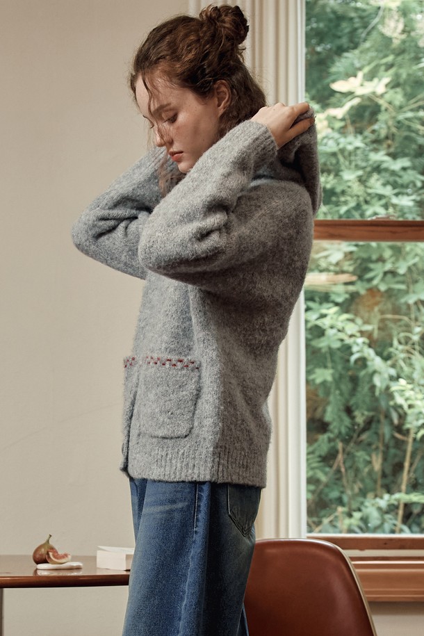 부드러운 울 소재의 스티치 포인트 가디건입니다. 베이직하고 캐주얼한 스타일로, 라운드넥과 긴 소매 기장이 특징입니다. 두꺼운 두께감으로 가을, 겨울철 따뜻하게 착용 가능하며, 레귤러 핏으로 편안하게 즐길 수 있습니다. 케이블 패턴과 스티치 디테일, 버튼 여밈, 포켓 디테일이 돋보이는 디자인으로, 출근룩이나 모임룩 등 다양한 TPO에 활용 가능합니다. 그레이 컬러로 클래식하고 미니멀한 무드를 연출해보세요.
