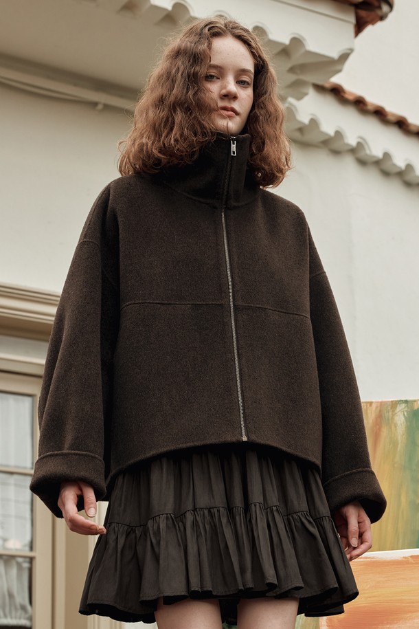 **[2컬러] 캐시미어 하이넥 집업 하프 코트**는 부드러운 촉감의 캐시미어 소재로 제작되어 가을과 겨울, 따뜻하고 포근하게 착용할 수 있습니다. 하이넥 디자인과 집업 여밈 방식으로 시크하고 미니멀한 스타일을 연출하며, 레귤러핏으로 편안한 착용감을 선사합니다. 무지 패턴에 2가지 컬러로 출시되어 다양한 룩에 활용하기 좋으며, 출근룩, 오피스룩, 모임룩 등 TPO에 구애받지 않고 클래식한 스타일을 완성할 수 있습니다. 하프 기장으로 세련된 실루엣을 연출하며, 긴 소매로 보온성을 높였습니다.
