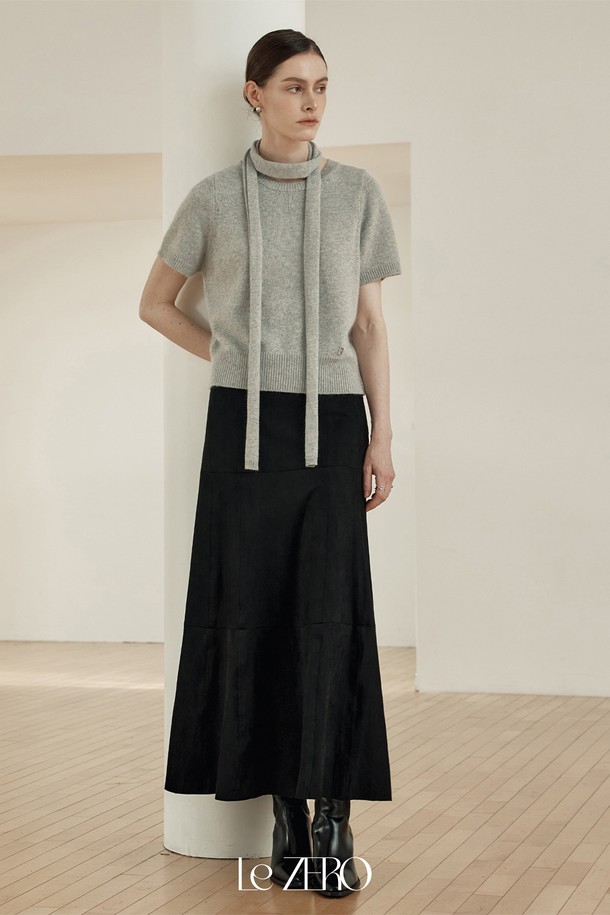 르제로 스웨이드 플레어 스커트 / 블랙은 여성용으로, 미니멀하고 베이직한 스타일을 연출하기에 적합합니다. 부드러운 촉감의 스웨이드 소재로 제작되었으며, 사계절 내내 활용할 수 있습니다. 무지 디자인에 플레어 핏으로, 여성스러운 실루엣을 강조합니다. 미디 기장으로 다양한 상의와 매치하여 클래식한 룩을 완성할 수 있습니다. 
