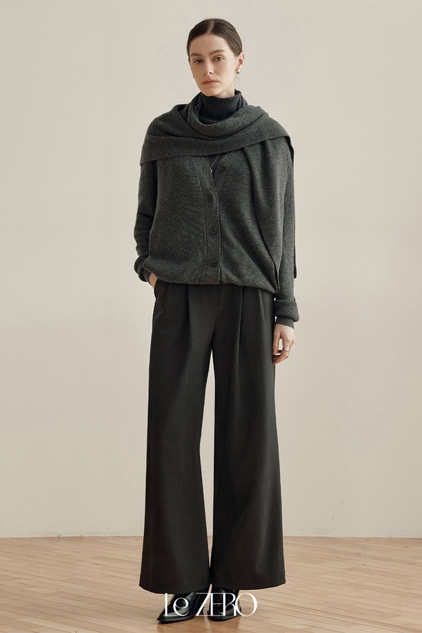 세련된 룩을 완성해 줄 [2컬러] 르제로 더블 핀턱 와이드 슬랙스입니다. 미니멀하고 클래식한 스타일로, 오피스룩, 출근룩, 모임룩 등 다양한 TPO에 활용하기 좋습니다. 블랙과 베이지 두 가지 컬러로 출시되어, 어떤 상의와도 매치하기 용이합니다. 봄, 가을, 겨울 시즌에 적합하며, 부드러운 폴리에스테르 소재로 제작되어 편안한 착용감을 선사합니다. 와이드핏과 더블 핀턱 디테일이 다리 라인을 더욱 길고 슬림하게 연출해 줍니다.
