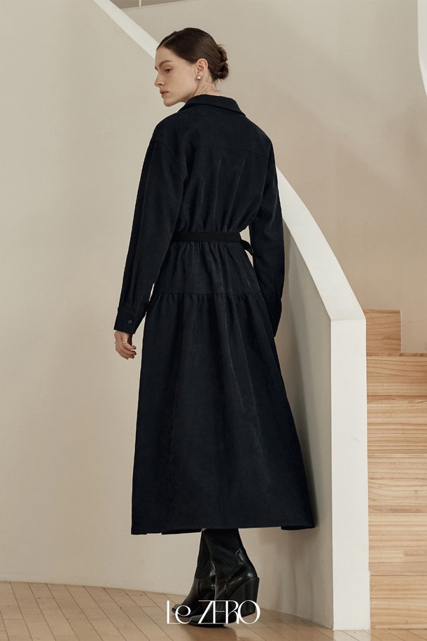 르제로 코듀로이 셔츠 원피스 / 네이비는 부드러운 코듀로이 소재로 제작되어 가을과 겨울에 따뜻하게 입을 수 있는 여성 셔츠 원피스입니다. 차이나 칼라와 셔츠 디테일이 돋보이며, A라인 핏과 루즈핏으로 편안하면서도 캐주얼한 스타일을 연출합니다. 네이비 컬러의 무지 디자인은 미니멀하고 클래식한 분위기를 더하며, 출근룩으로도 활용하기 좋습니다. 긴 소매와 두꺼운 두께감으로 고급스러운 느낌을 선사합니다.
